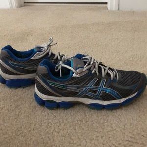 MOVING SALE!!! like new classic asics running shoe